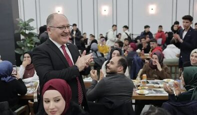 Sivas Belediye Başkanı ve AK Parti Belediye Başkanı Hilmi Bilgin, seçim çalışmaları kapsamda “Gençlik STK’ları Buluşması” programında gençlerle bir araya geldi