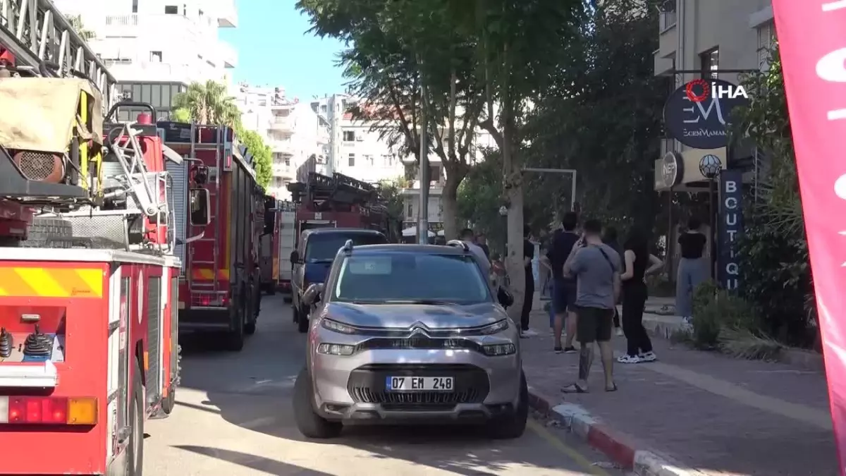 Antalya’da Dairede Çıkan Yangın Sakinleri Sokağa Dökme Korkusu Yaşattı