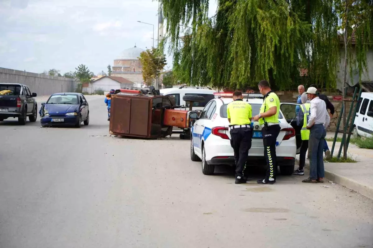 Edirne’de Traktör ile Otomobil Çarpıştı