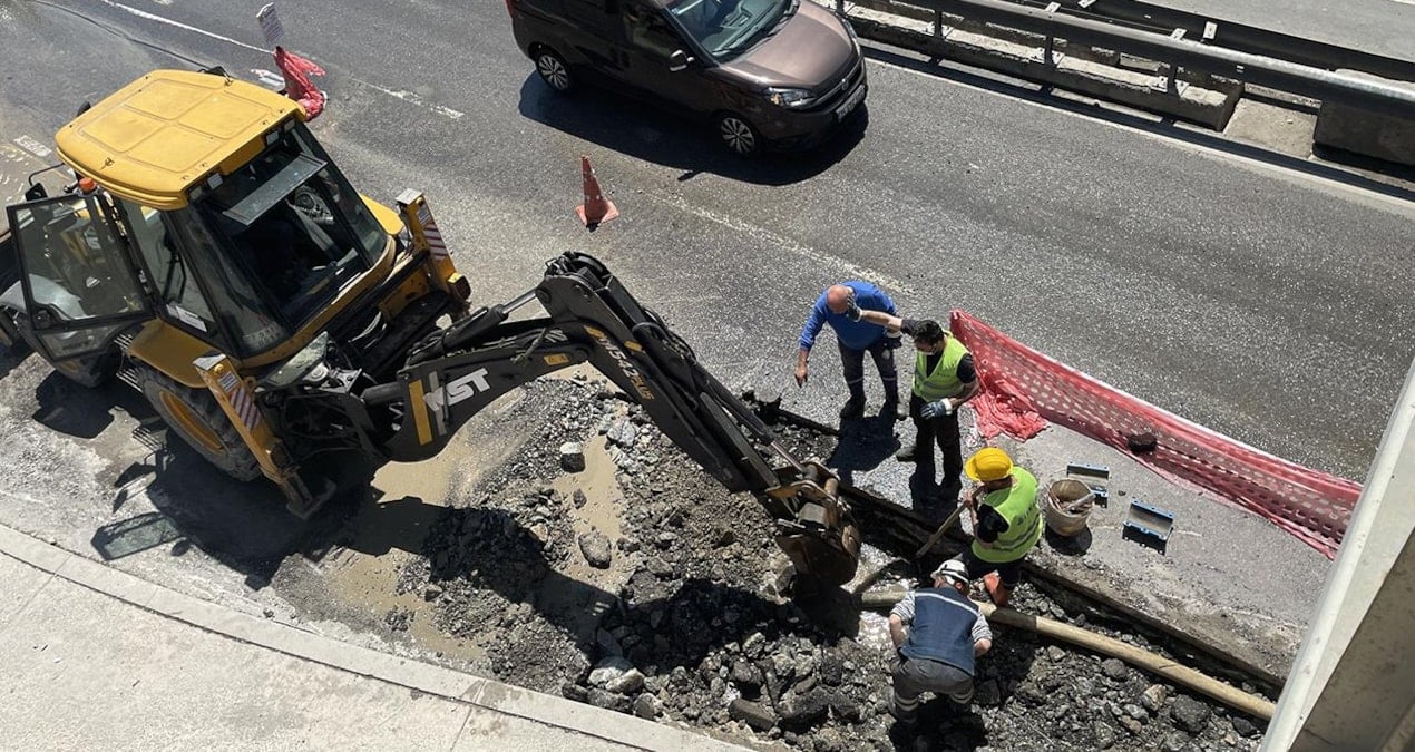 Bakırköy’de İSKİ’ye ait su borusu patladı